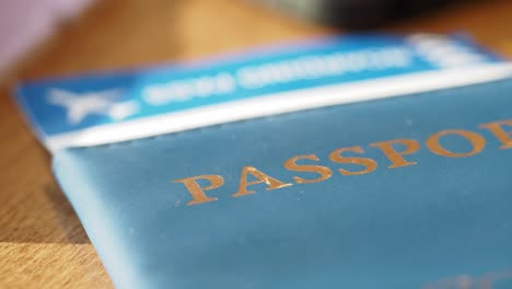 primer plano de un pasaporte azul