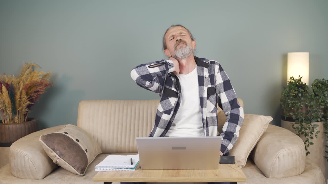 목이 아픈 사람.