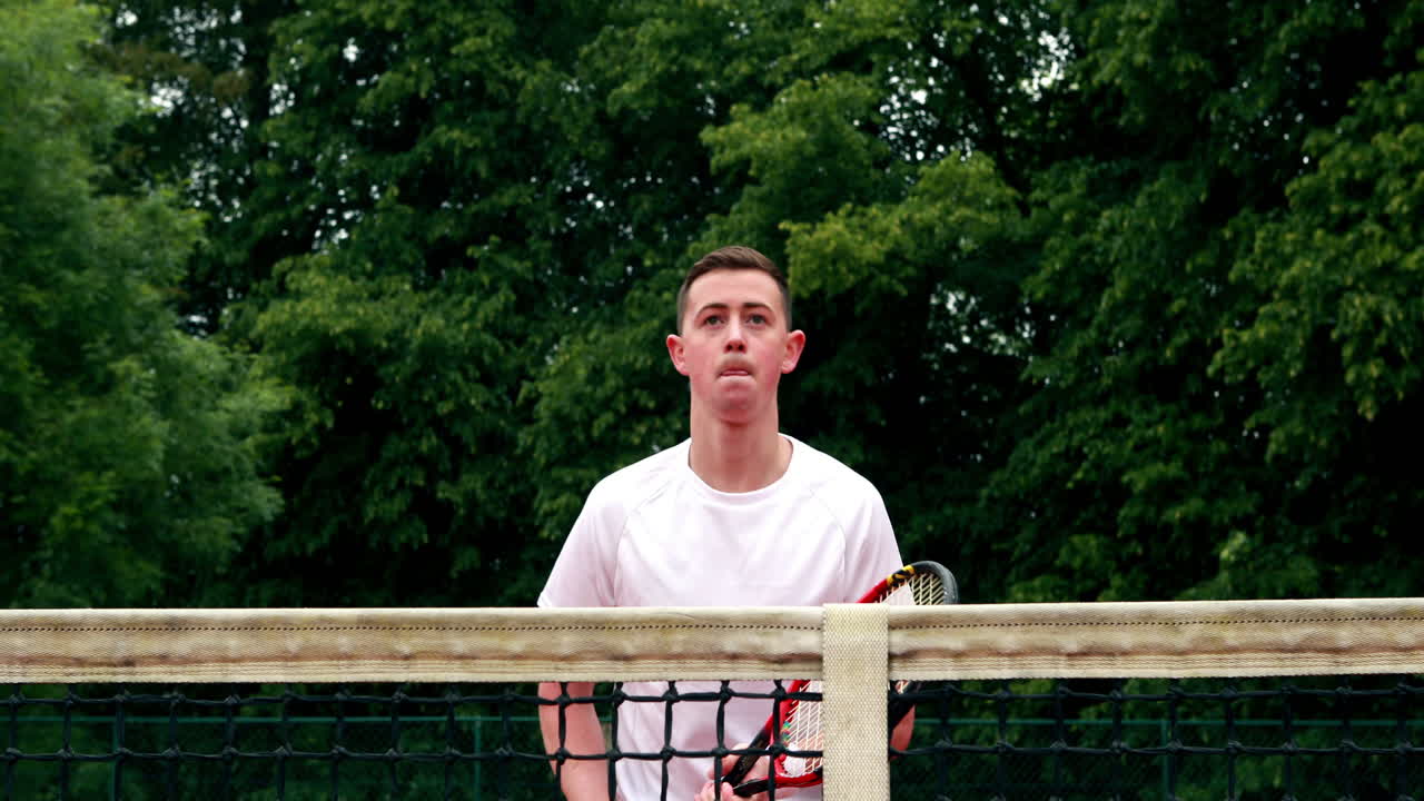 젊은 테니스 선수가 플레이 할 준비가 되어 있습니다.