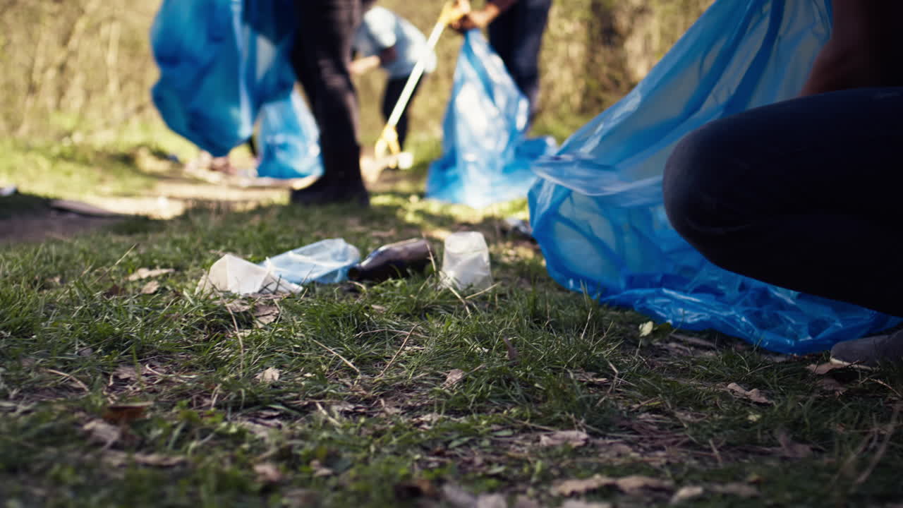 환경을 정리함으로써 오염과 불법 폐기물을 줄이는 시민