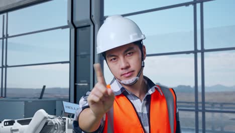 ingeniero dando instrucción en una instalación moderna