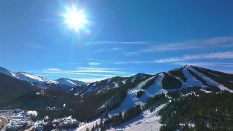 mañana parque de invierno centro turístico pueblo lodge tren de esquí estacionamiento de automóviles diciembre pájaro azul soleado nieve fresca mary jane esquí snowboard correr senderos bertoud paso colorado góndola ascensores lento pan a la izquierda