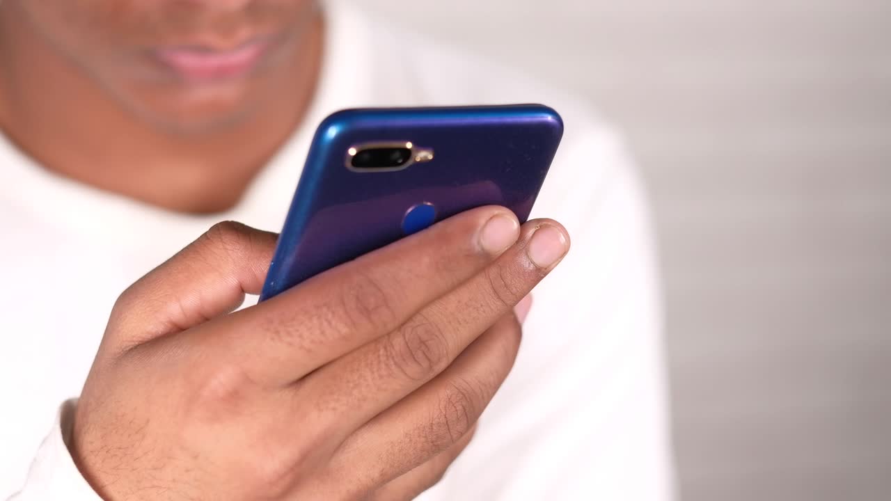 hombre usando un teléfono inteligente púrpura