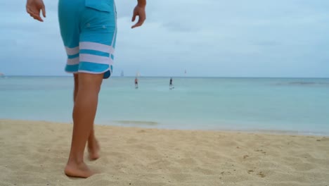 hombre caminando por la playa 4k