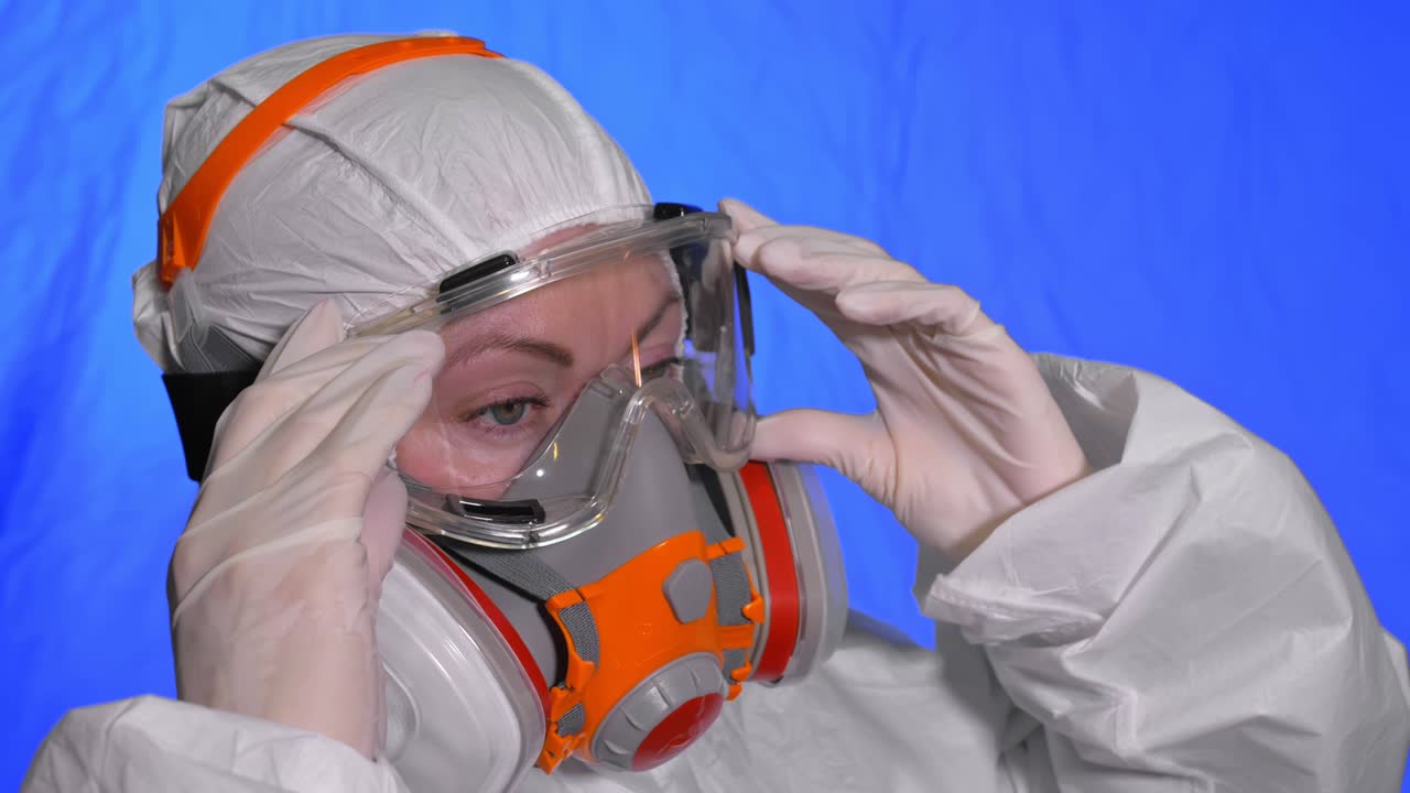 científico virólogo en respirador. mujer mira de cerca, usando una máscara médica de protección. concepto de seguridad de la salud n1h1 epidemia de coronavirus 2019 ncov.