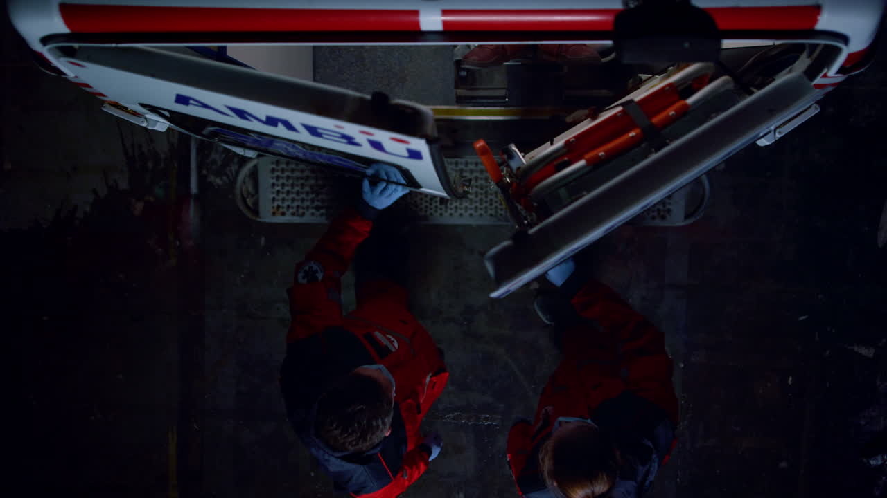 구급차 의 문 을 닫는 구급대원 들 의 위쪽 모습