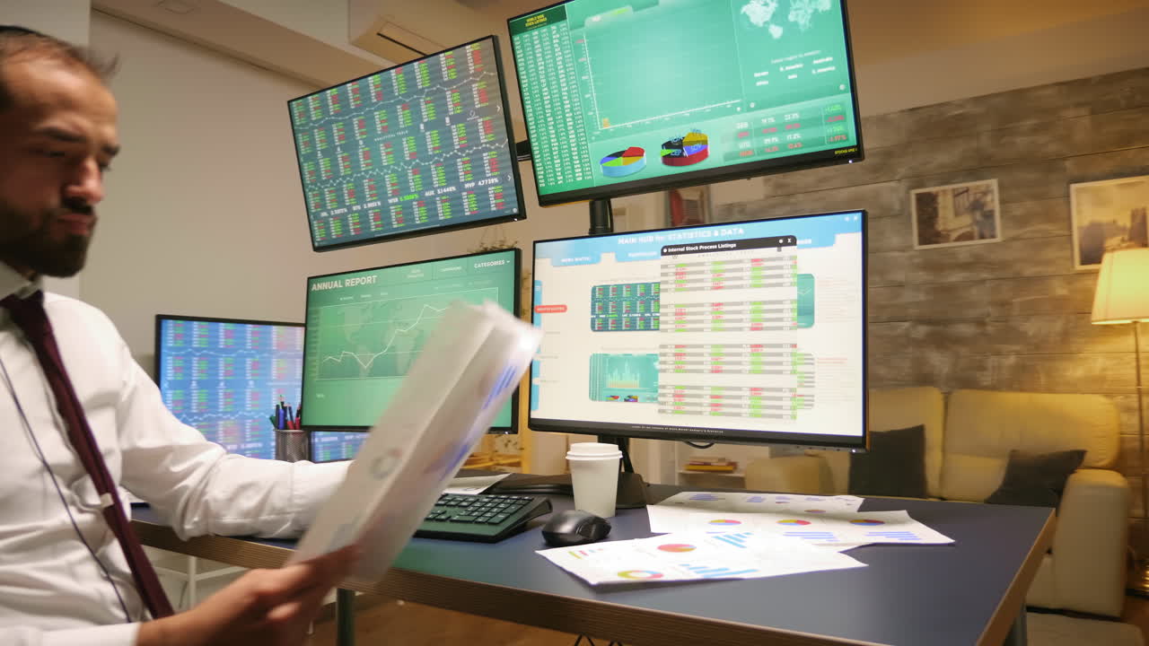 broker con le cuffie che controlla i grafici del mercato azionario