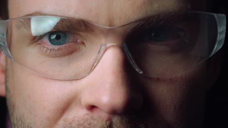 Nahaufnahme-Eines-Porträts-Eines-Jungen-Mannes-Mit-Brille.-Fokussierte-Blaue-Augen-Des-Mannes.