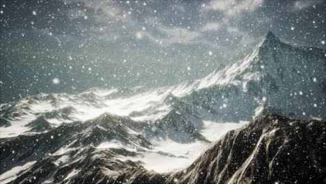 nevadas fuertes, centradas en los copos de nieve, montañas en el fondo