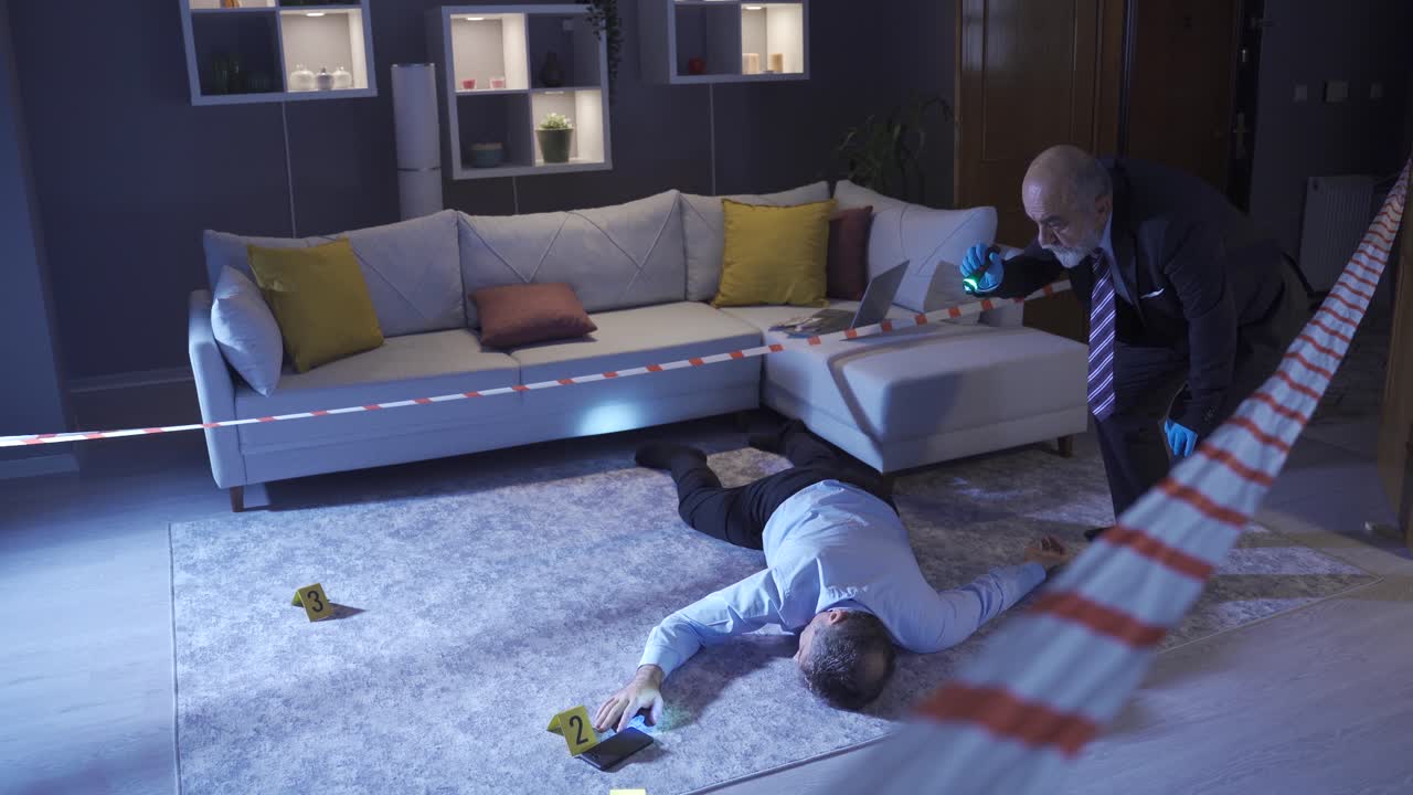 특수 경찰이 집에서 살해된 남자의 시체를 검사하고 있습니다.