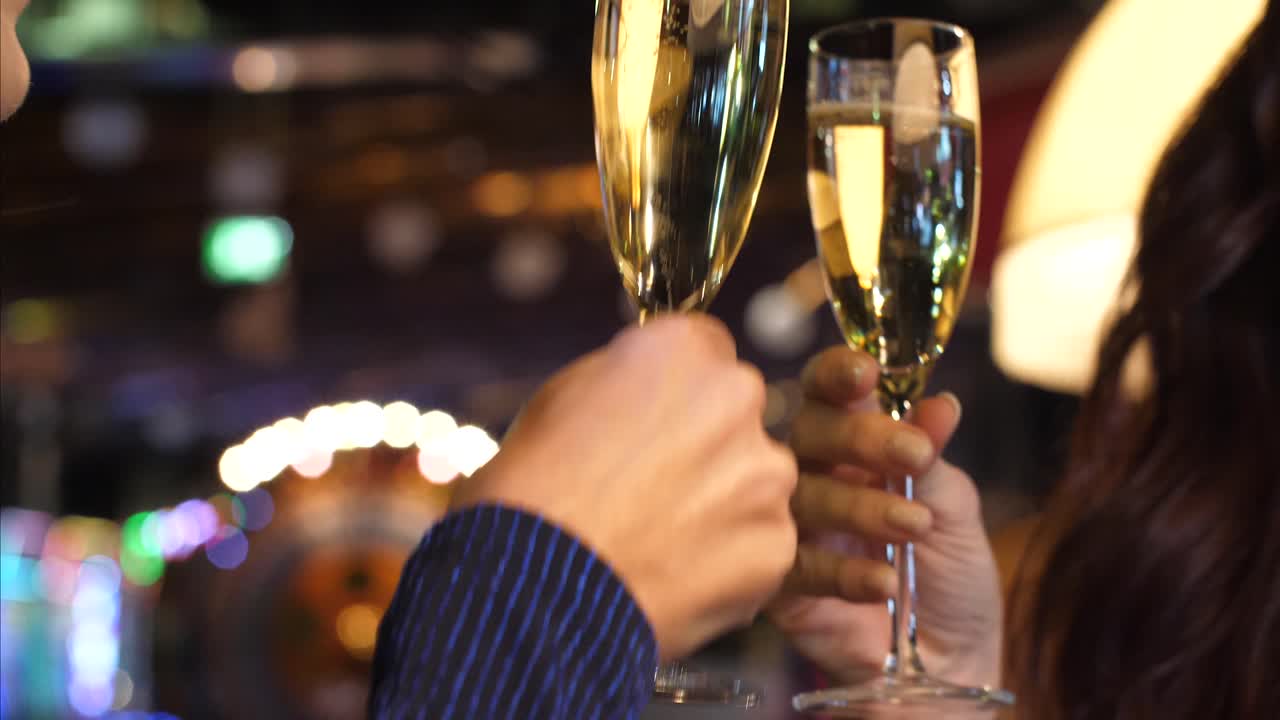 2 mujeres brindan con copa de champán cerca en cámara lenta