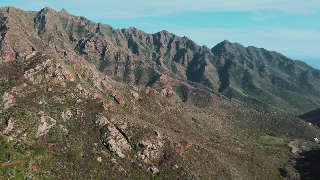 hermosa panorámica aérea alrededor de las montañas de anaga en españa, tiro diurno
