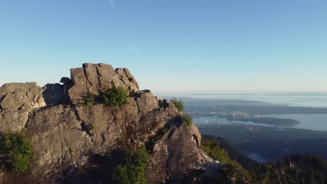 Revelación-Aérea-épica-De-Vancouver-Al-Atardecer-Desde-El-Pico-De-La-Montaña-De-La-Corona-Rocosa---Tiro-De-Dron-Lateral-4k