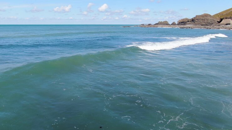 Ripresa aerea delle onde nel mare presso la spiaggia costiera di Spekes Mill nel Devon