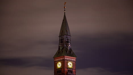 Zeitraffer-Des-Alten-Uhrturms-Von-Kopenhagen-Bei-Nacht