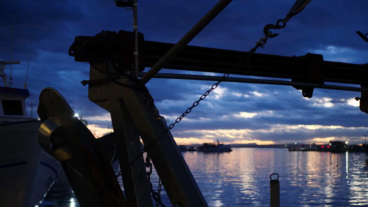 Tamburo e verricello di un peschereccio, di notte, porto di Santa Pola, Spagna