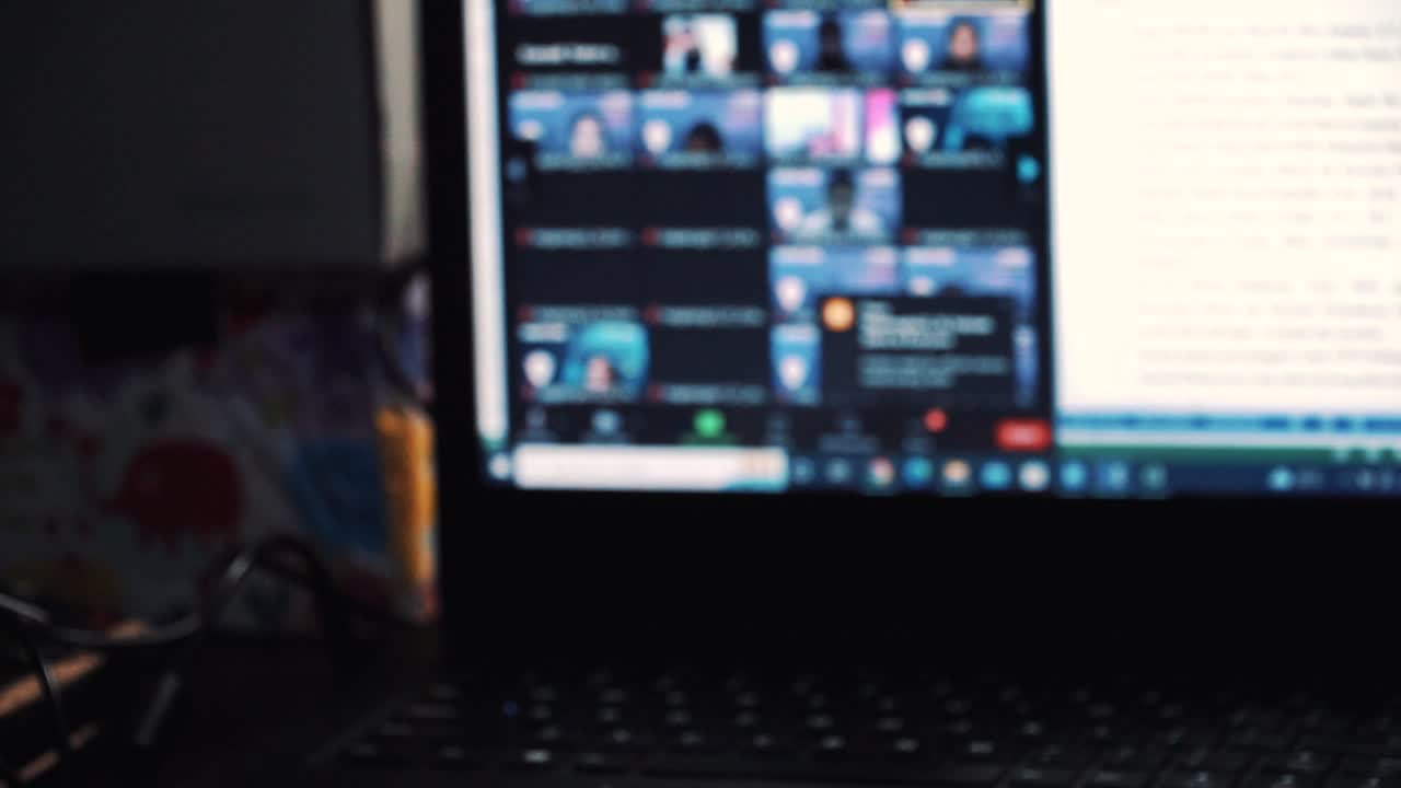 cámara lenta de mujer usar velo hacer reunión de zoom de grupo