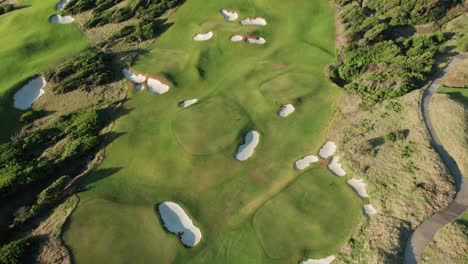 Golfplatz-Mit-Bunkern-Und-Grünem-Gras