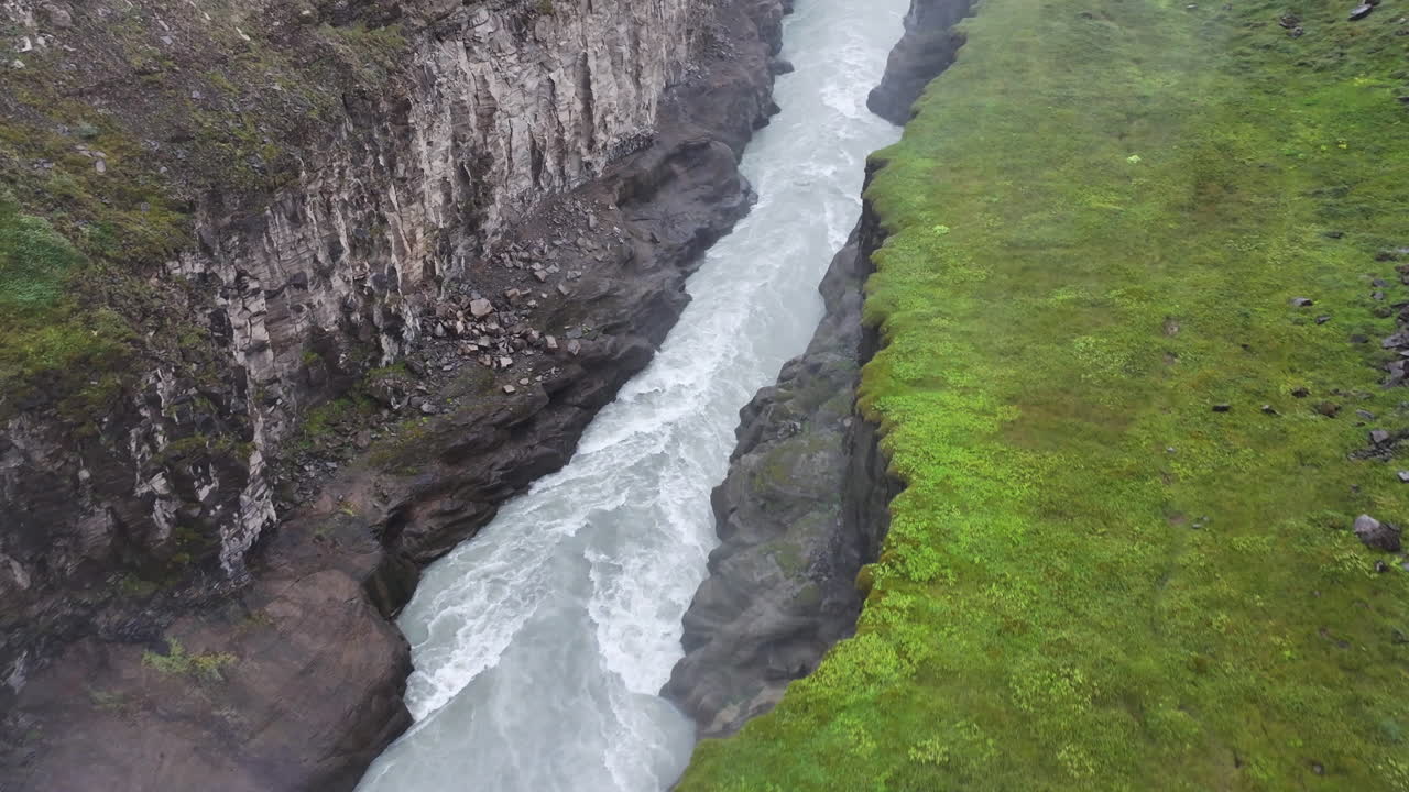 naturaleza de islandia, vista aérea a vista de pájaros del cañón del río hvita y los rápidos bajo la cascada de gullfoss
