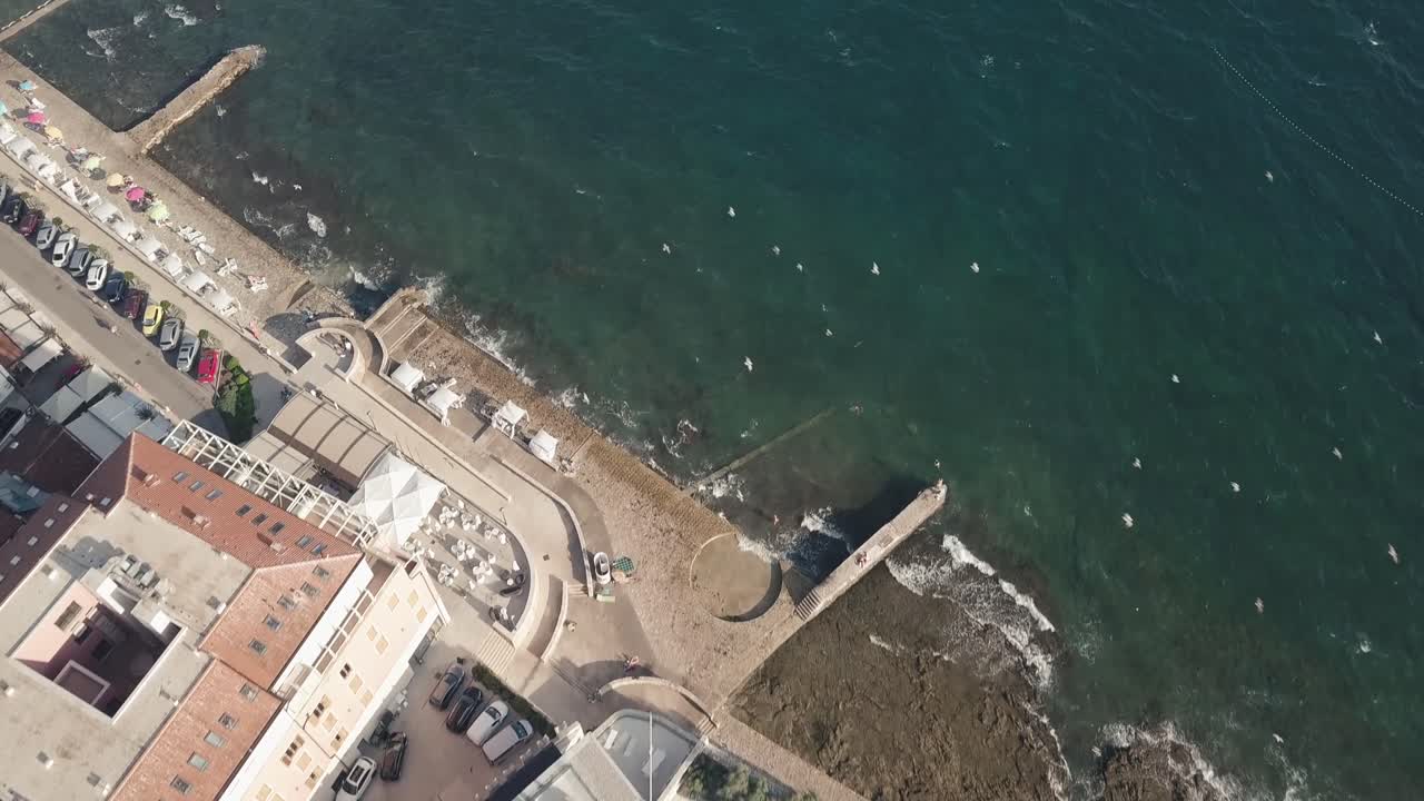 imágenes de drones con colores degradados sobre las playas y los mares de croacia
