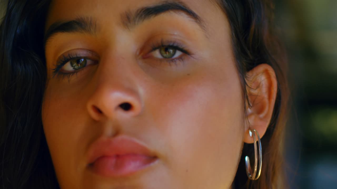 retrato de una mujer ejecutiva en la oficina 4k