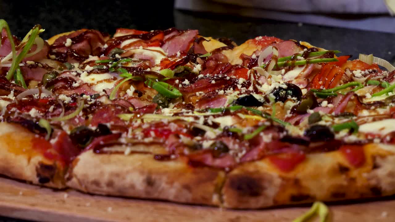 Fetta di pizza riccamente farcita