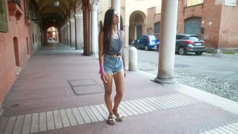 mujer caminando por una ciudad europea