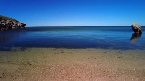 la quietud de los acantilados: la calma del mar de azov" captura la tranquilidad de las suaves olas contra los acanalados rocosos