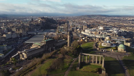 Vista-Aérea-Desde-La-Cima-De-Calton-Hill-En-Edimburgo-Mirando-Hacia-El-Centro-De-La-Ciudad