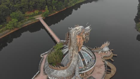 top-ansicht des großen drachen im verlassenen wasserpark