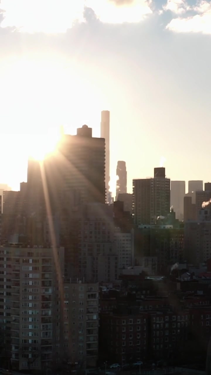 Nascer do sol sobre o horizonte de Nova Iorque, com edifícios e luz solar