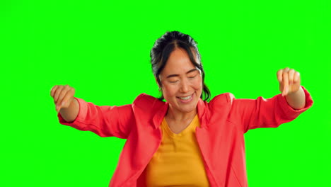 mujer, baile feliz y libertad en la pantalla verde