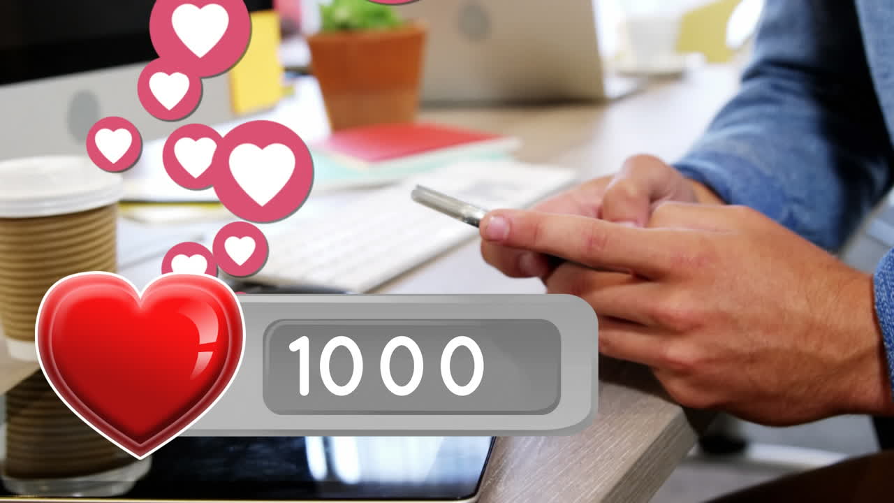 hombre enviando mensajes de texto en un escritorio