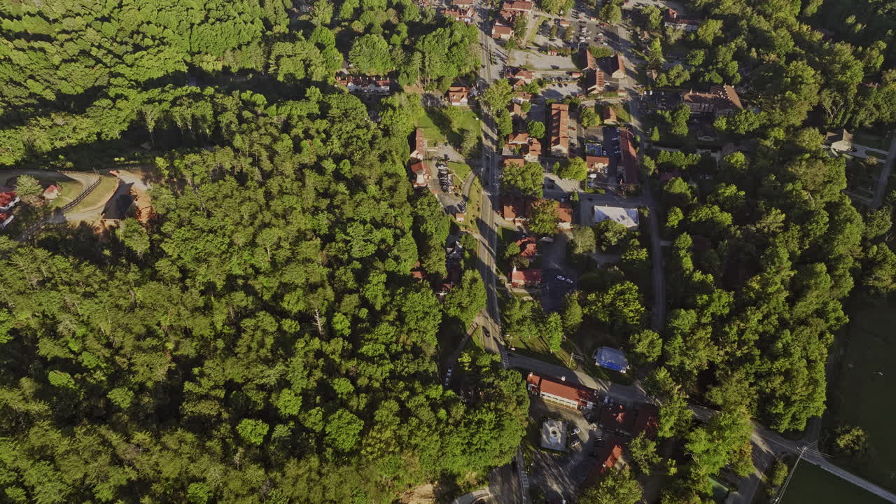 helen georgia aerial v12 cinematic birds eye view drone flyover centro de la ciudad a lo largo de la calle principal capturando el denso bosque paisaje montañoso en un día soleado - filmado con mavic 3 cine - octubre 2022