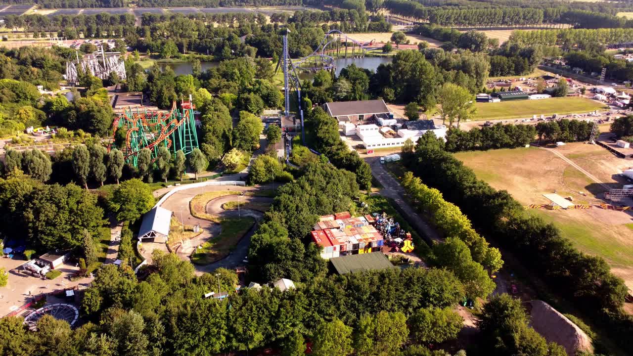 воздушная видеосъемка парка развлечений walibi holland в биддингхуйзене, нидерланды