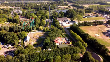 Videografía-Aérea-De-Walibi-Holland,-Un-Parque-Temático-En-Biddinghuizen,-Países-Bajos