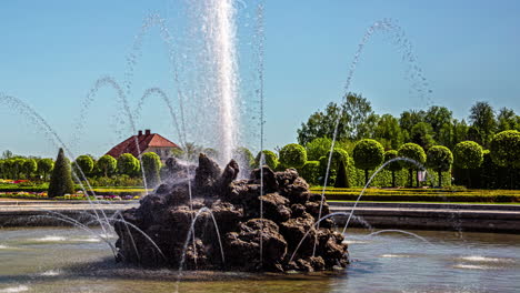 Una-Fuente-De-Agua-En-Un-Parque-O-Jardín-En-Un-Claro-Día-De-Verano---Lapso-De-Tiempo