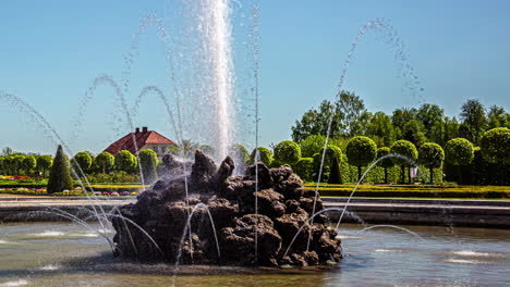 una fuente de agua en un parque o jardín en un día claro de verano - lapso de tiempo