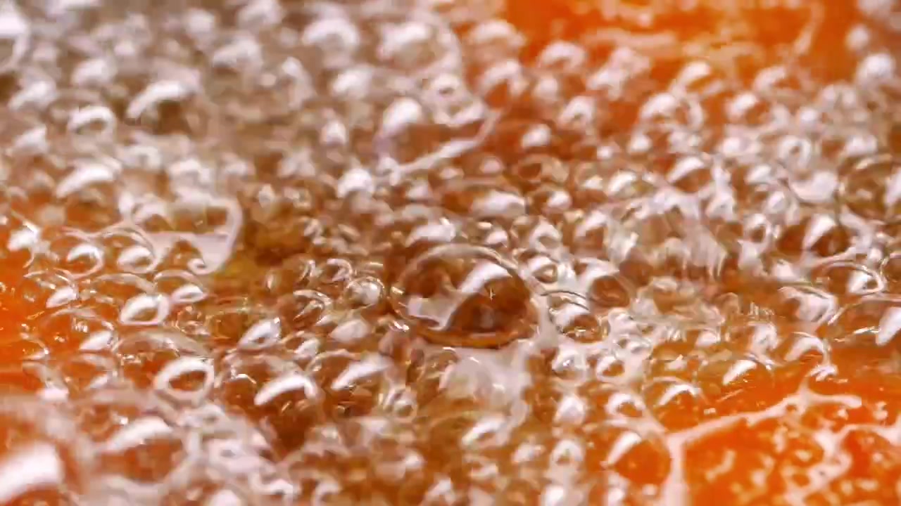 Primo piano dinamico di liquido arancione caldo e ribollente
