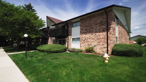 Vordereingang-Eines-Apartmentkomplexes-In-Willowbrook,-Illinois,-USA,-4K-Immobilienvideo
