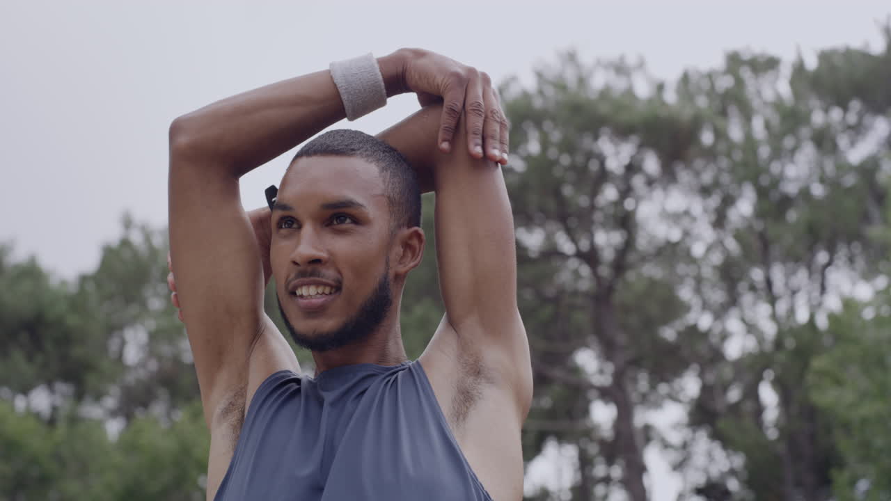 joven atleta estirando los brazos para prepararse