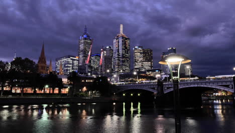 4K-Zeitraffer-Sonnenuntergang-Am-Yarra-River-In-Der-Innenstadt-Von-Melbourne,-Australien