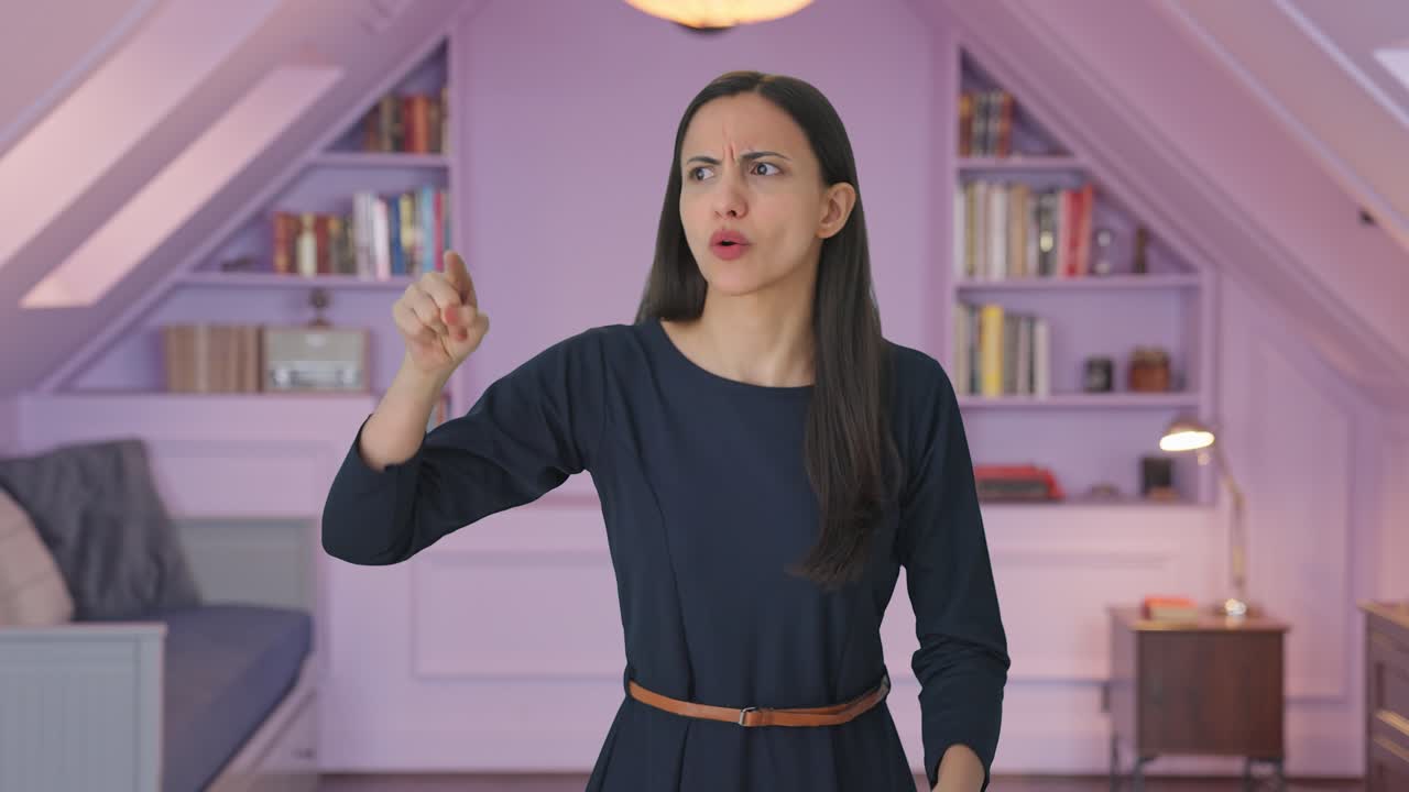 chica india enojada gritando a alguien