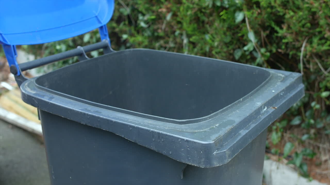 빈 알코올 병 과 와인 을 쓰레기통 에 버리는 것