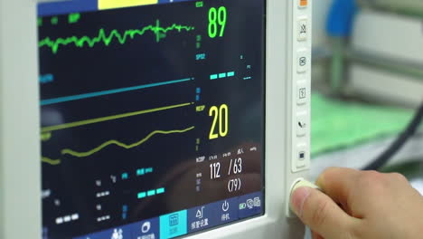 Moderno-Equipo-Médico-De-Ecg-Monitorea-El-Pulso-Del-Corazón-De-Los-Pacientes-En-El-Hospital,-Monitorea-Los-Signos-Vitales-De-La-Información-De-Cambio-Del-Paciente-Por-Parte-De-La-Enfermera