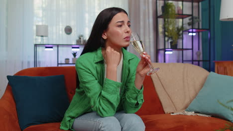 triste mujer joven deprimida chica sufre de amor no correspondido, bebiendo champán, problema, malas noticias