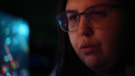 Mujer-Adulta-Joven-Con-Gafas-Reflectantes-Analizando-Datos-De-Código-De-Seguridad-Cibernética-Trabajando-De-Noche-Concentrando-Pantallas-De-Computadora-|-Criptomoneda-Virus-Financiero-Hacker-Mujeres-Cuarto-Oscuro-Programador-4k