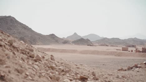 Luftaufnahme-Einer-Drohne,-Die-Bei-Sonnenaufgang-über-Massive-Sanddünen-Fliegt,-Die-Von-Dicken-Nebelwolken-Bedeckt-Sind