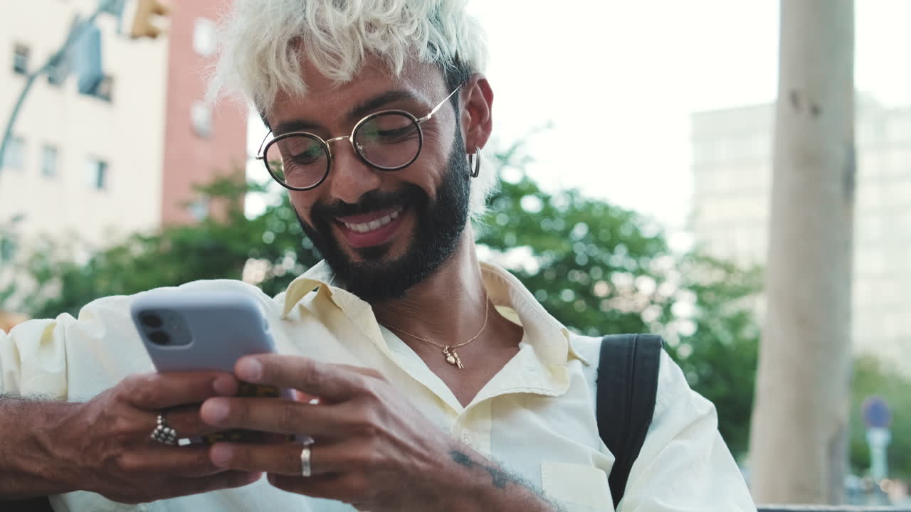 Uomo che usa lo smartphone in città