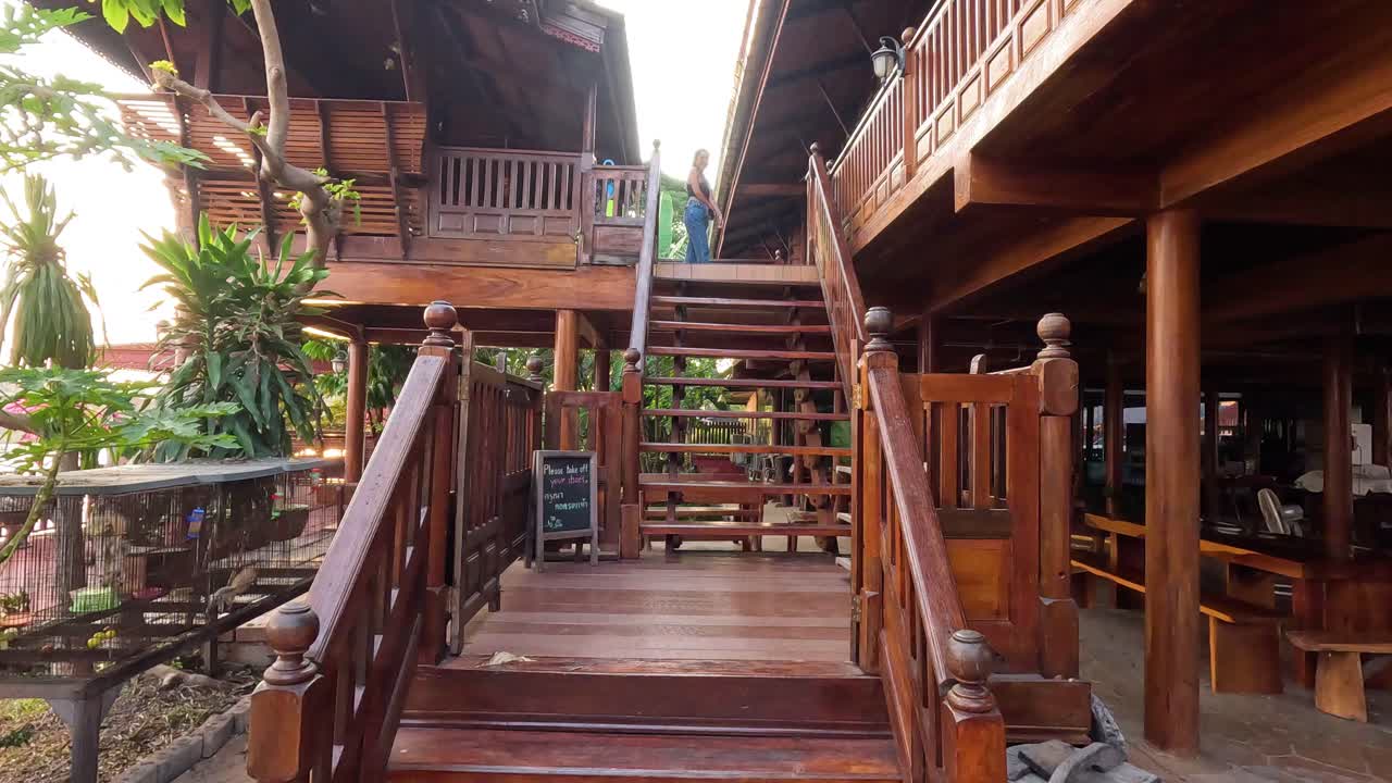 울창 한 초록색 과 계단 을 가진 나무 집